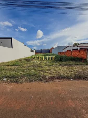 Terreno no bairro FLAMOYANT, disponível para venda.