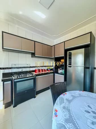 Conforto e praticidade com cozinha totalmente planejada.