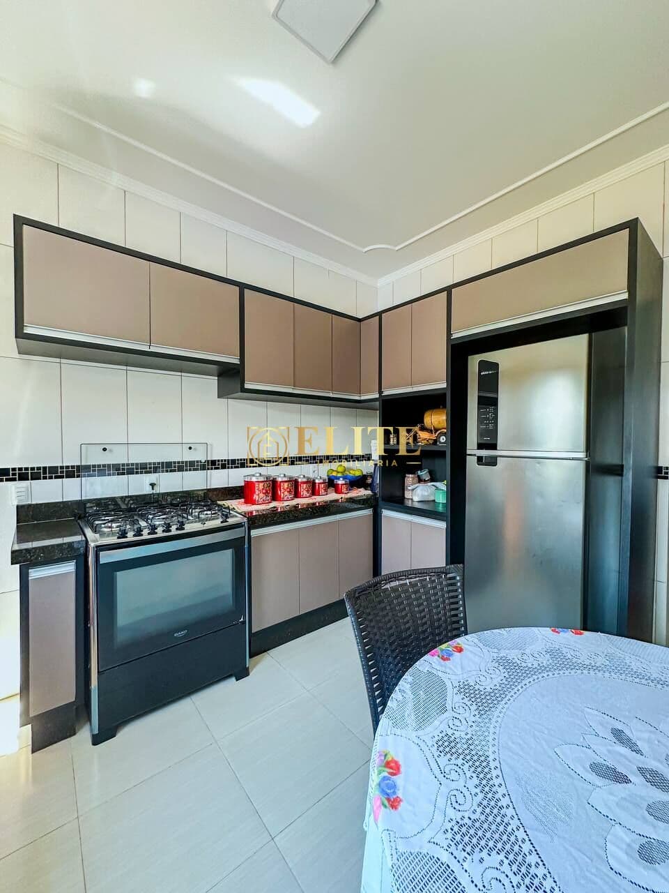 Conforto e praticidade com cozinha totalmente planejada.