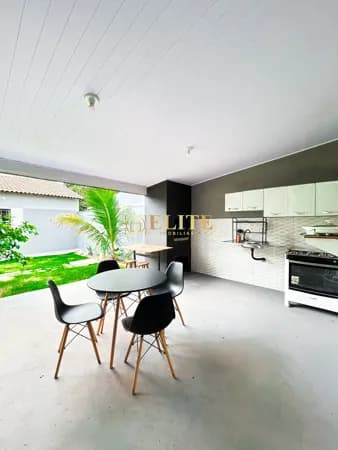 Casa com suíte e ar condicionado! Disponível para venda.