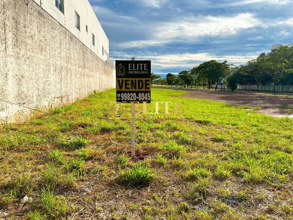 Terreno à VENDA com ótima localização no centro, na Rua 18.