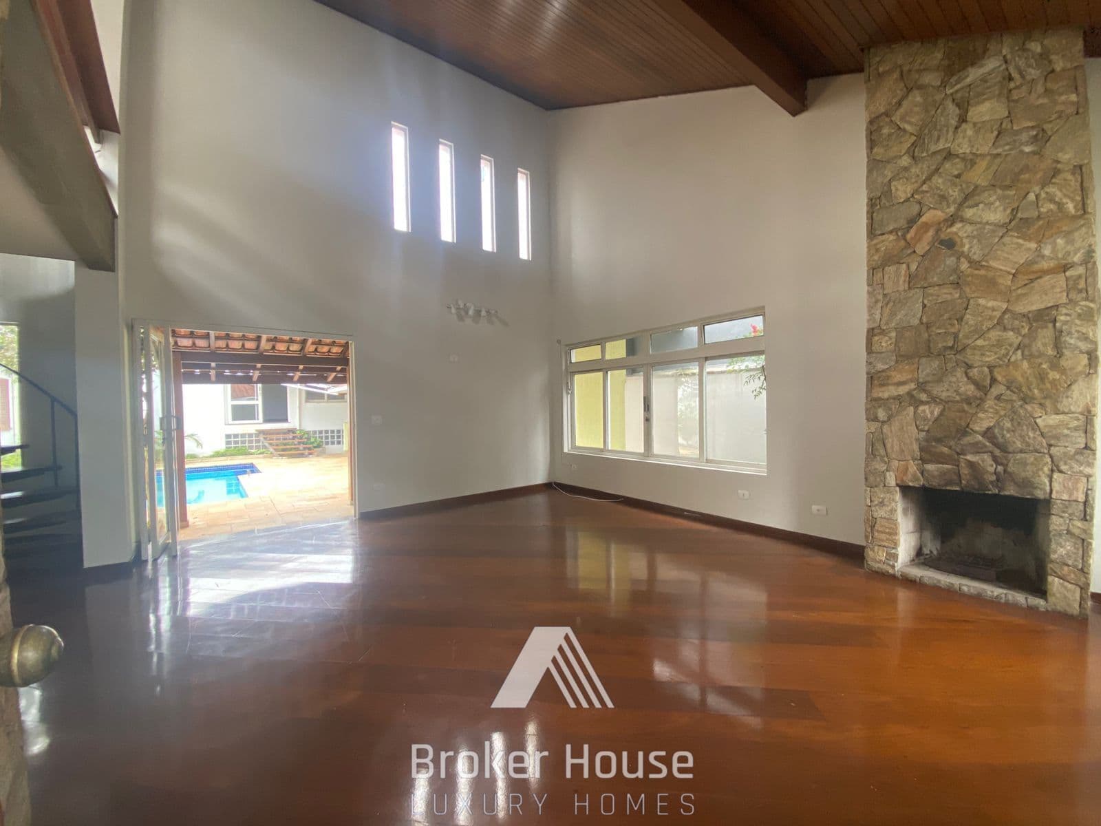Casa térrea de vila com 600 m², 3 suítes e piscina aquecida pertinho da Hípica de Santo Amaro