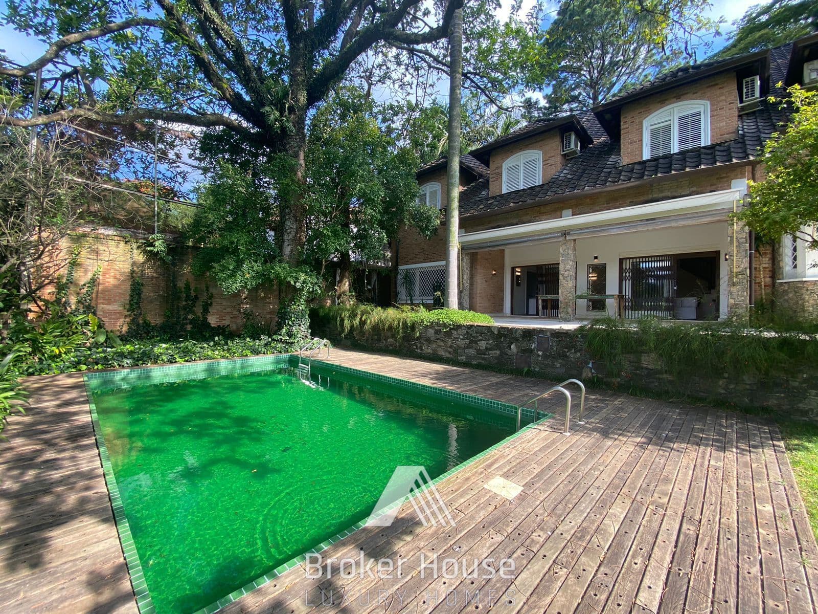 Belíssima casa no Morumbi, com terremo de 918 m² e 649 m² de área construída!