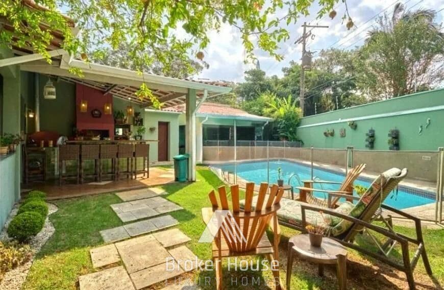 Linda Casa Térrea, com 350 m², 3 dormitórios, sendo 3 suítes, à venda no bairro Granja Julieta.