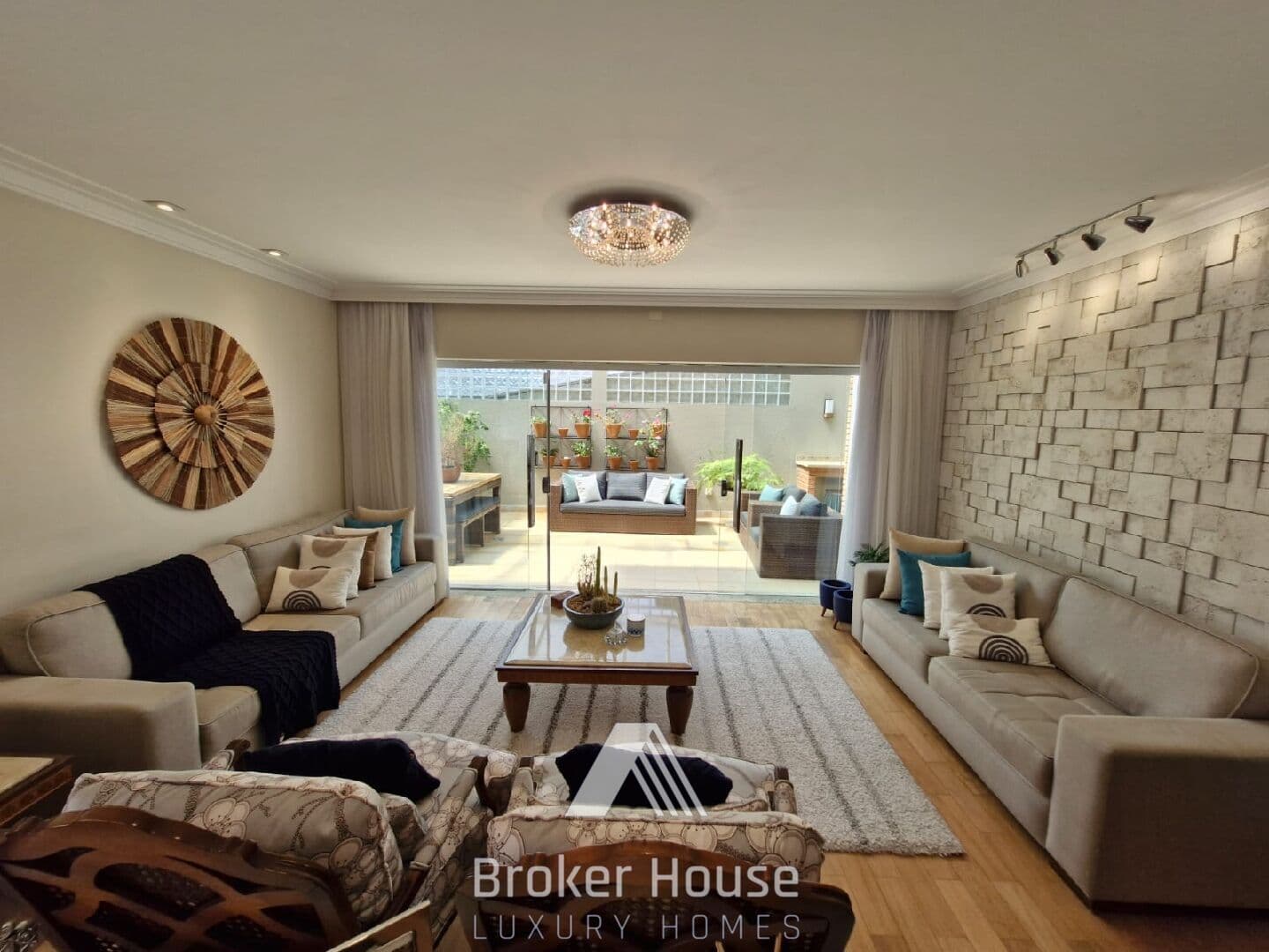 Sobrado charmoso, contemporâneo e acolhedor no Brooklin Velho / Campo Belo, em rua estritamente residencial e arborizada, a poucos passos da Estação Brooklin Paulista.