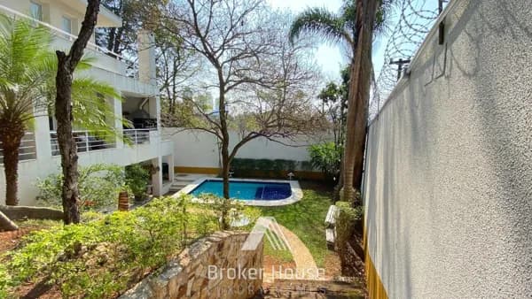 Linda Casa em Condomínio no Jardim Petrepólis