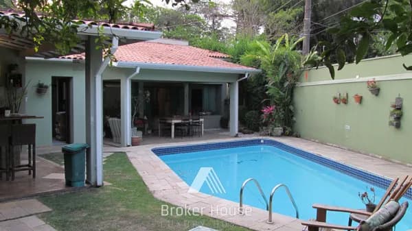 Linda Casa Térrea, com 350 m², 3 dormitórios, sendo 3 suítes, à venda no bairro Granja Julieta.