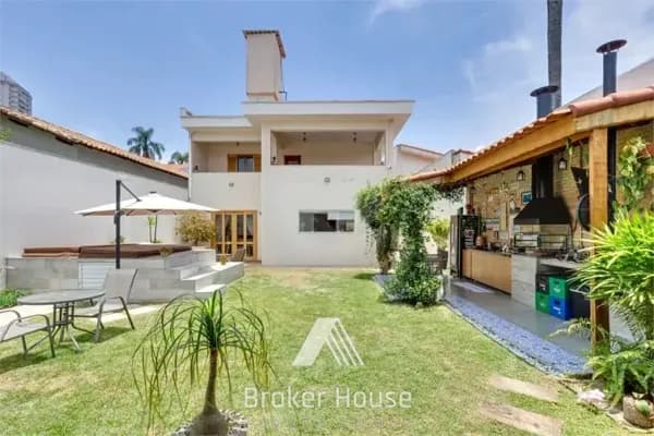Casa em rua fechada na Granja Julieta