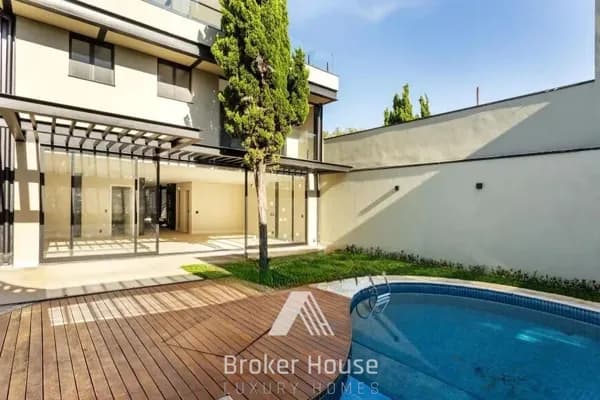 Excelente oportunidade! Casa com uma área construída de impressionantes 780 m², é perfeita para quem busca luxo e conforto.