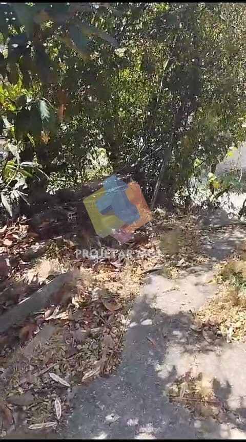 Lote de 360m² com 2 Barracões