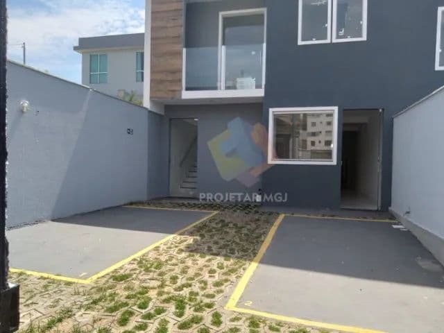 Casa com 02 Quartos, Suíte e Área Privativa no Novo Centro!