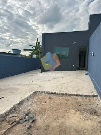 🏡 Vende-se uma casa geminada no São Benedito. Possui 180 metros quadrados meio lote