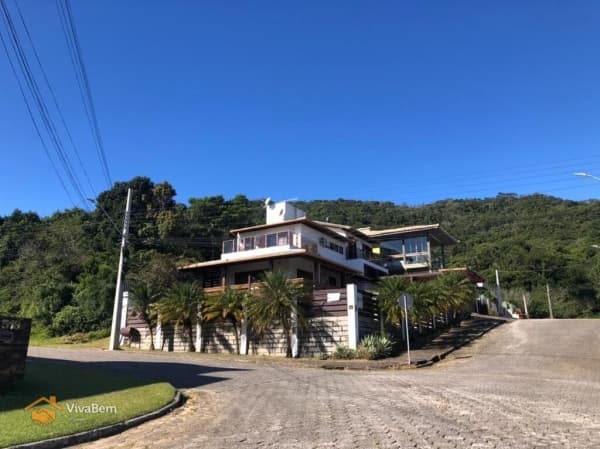 Casa com Piscina e Localização Privilegiada