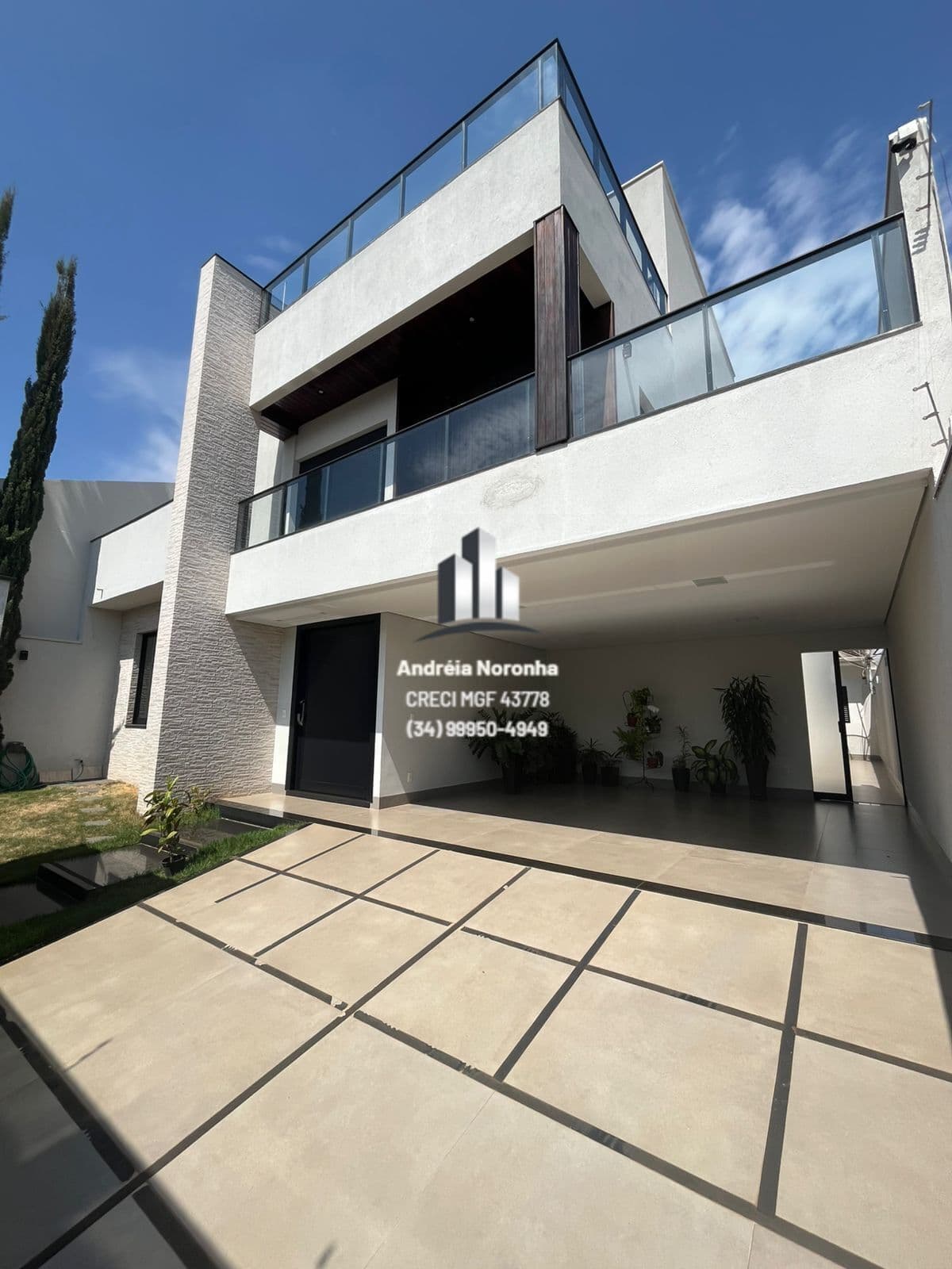 Casa estilo Triplex no bairro Jardim Peluzzo