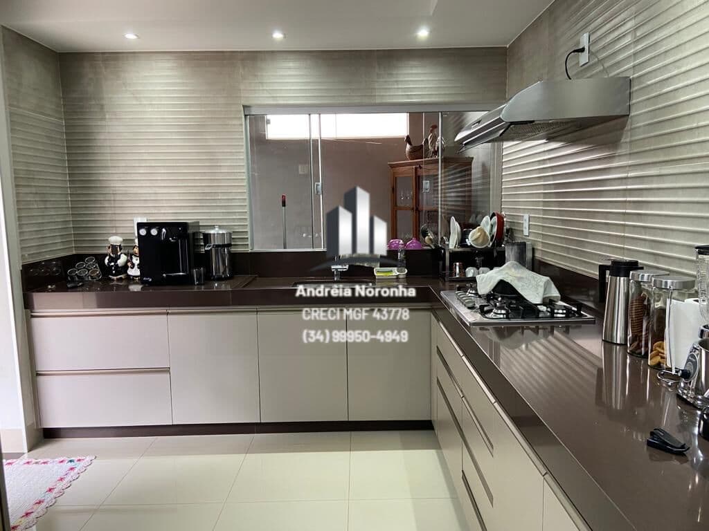 Casa Alto Padrão com ponto Comercial