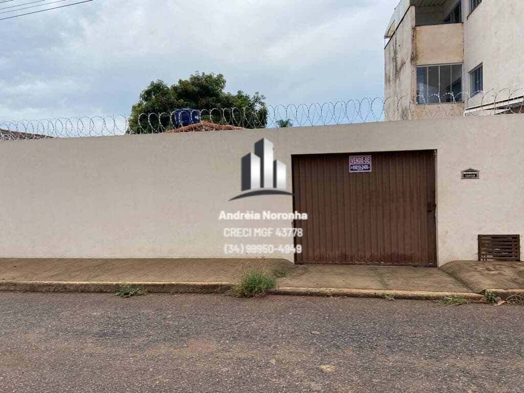 Lote com Casa Simples no Bairro Padre Eustáquio