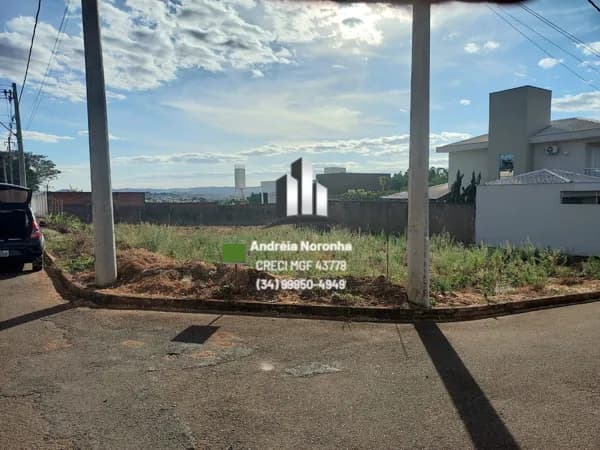 Lote de esquina na Avenida - Bairro Chácaras Caiçaras