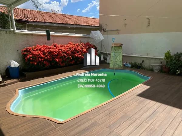 Casa com ponto comercial na rua Ponto Chic