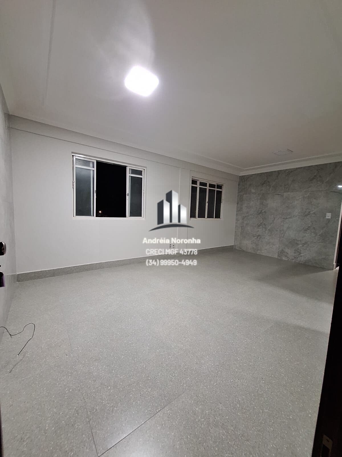 🏢APARTAMENTO CENTRAL À VENDA (Com opção de fazer cobertura e dobrar a área interna) 🏢