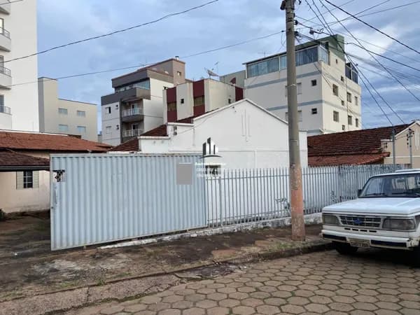 Lote com 3 Casas no Centro, próximo ao Shopping