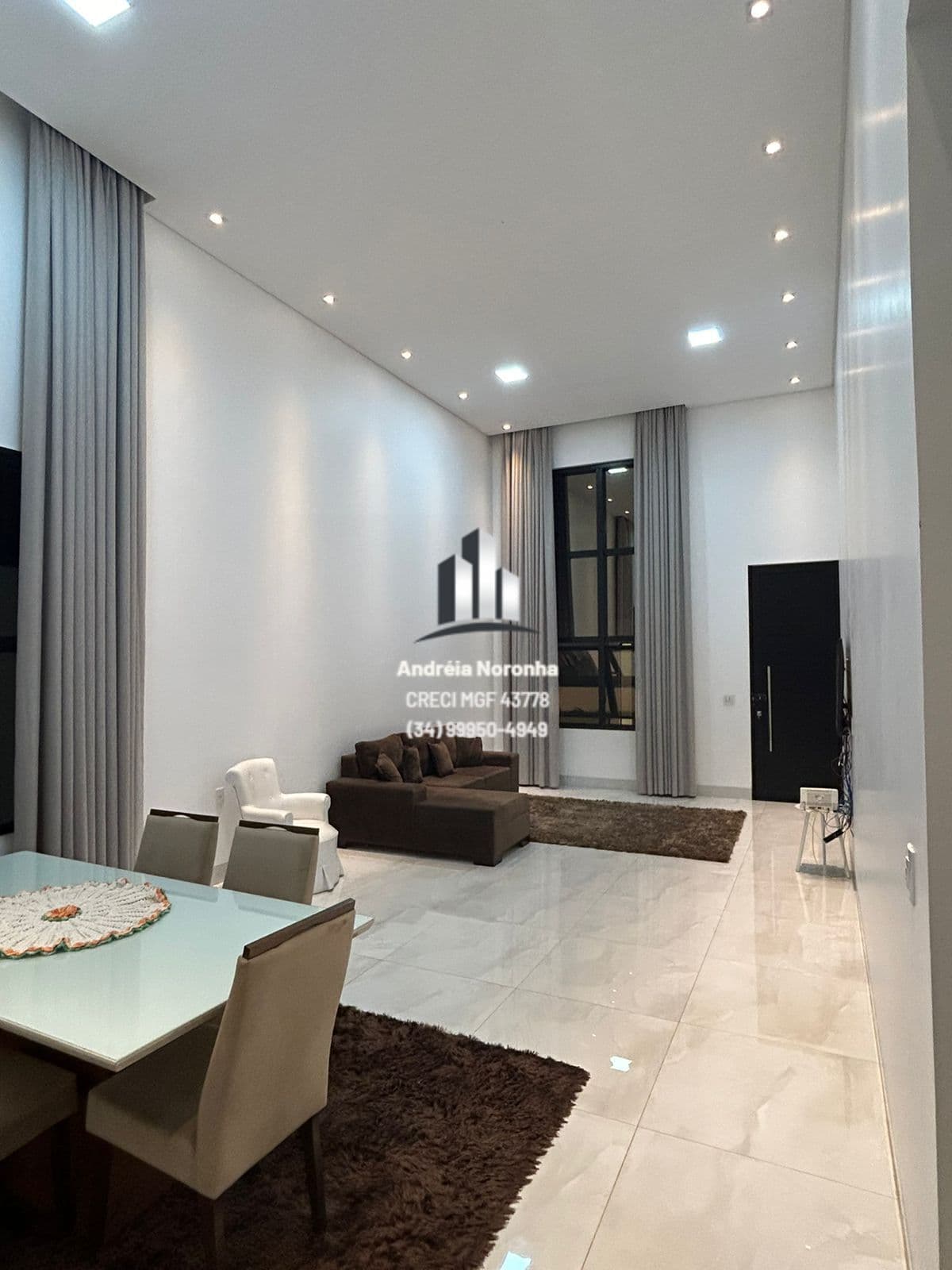 🏠 Excelente casa com fachada moderna em pele de vidro novo Bairro Jd Itália (Ibiza). 🏠
