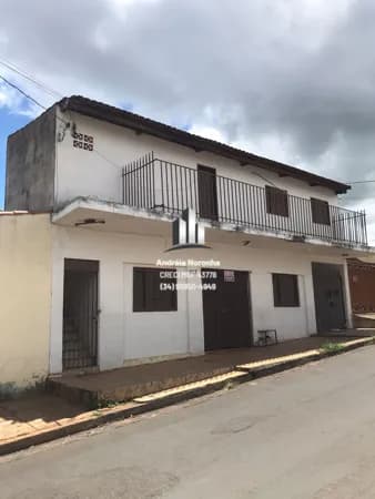 Imóvel com 3 Residências e 1 Ponto de Comércio Próximo à Rua Ponto Chic