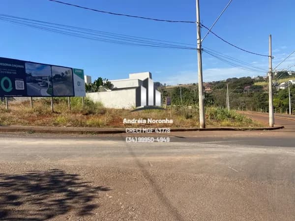 Lote 1.293,14 m² de esquina no Bairro Chácaras Caiçaras