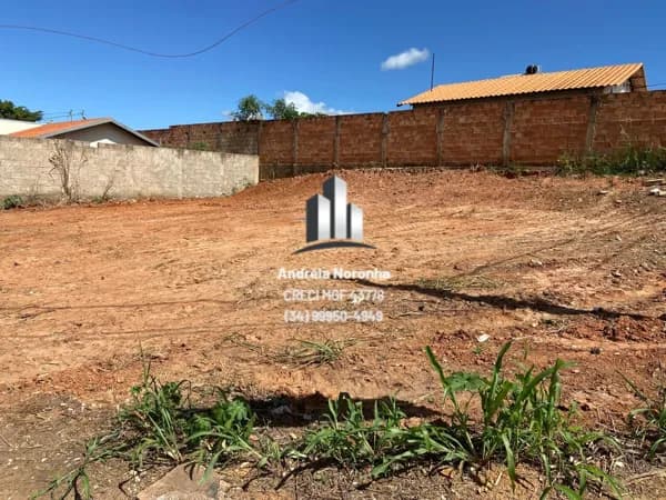 LOTE COMERCIAL DE ESQUINA NA AVENIDA DO QUEBEC