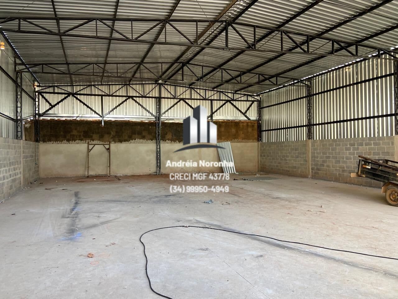 VENDE-SE OU ALUGA GALPAO COMERCIAL