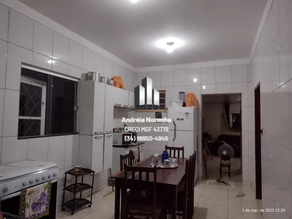CASA EM AVENIDA DUPLA - NO BAIRRO SEBASTIÃO AMORIM