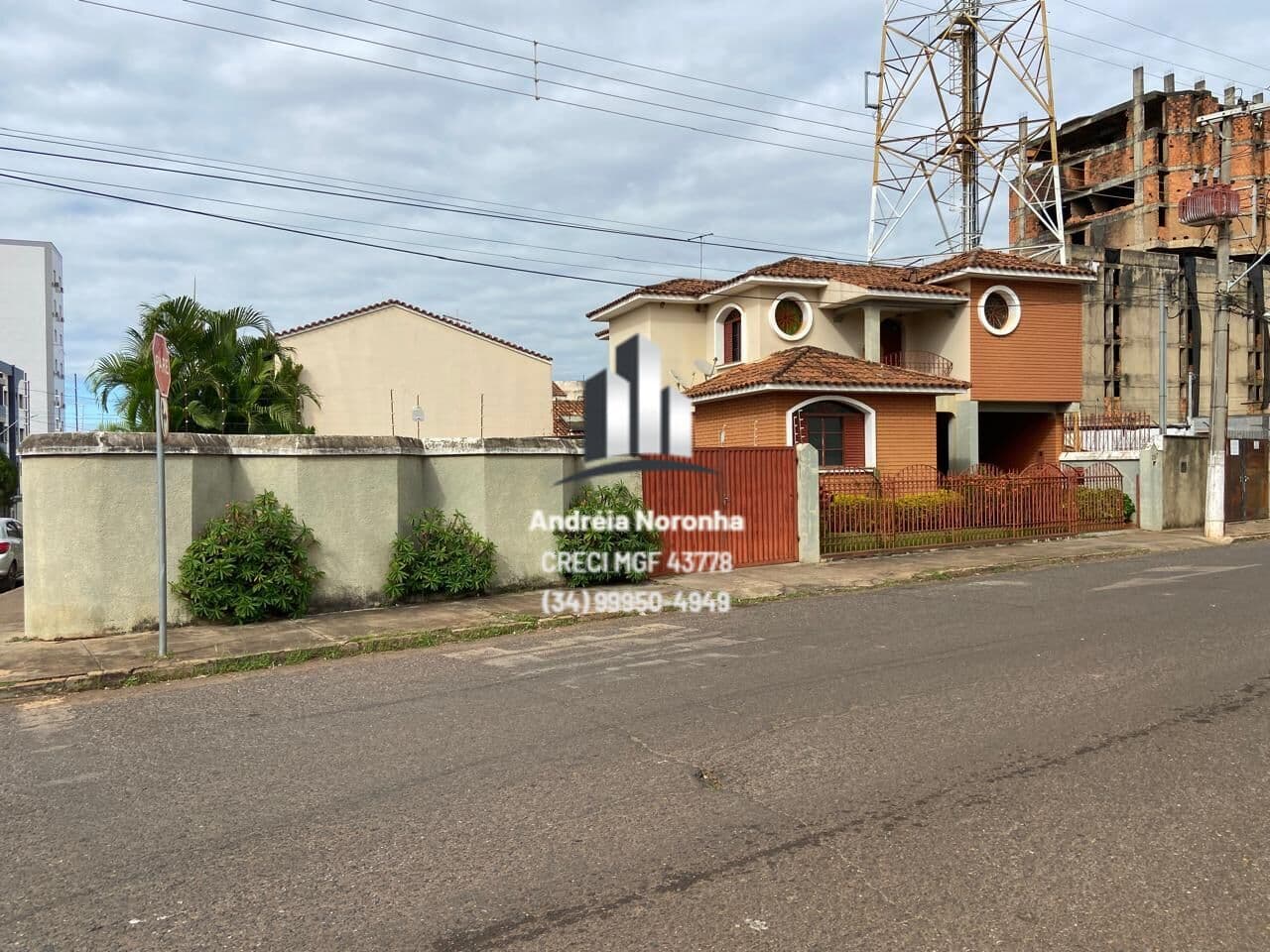 Casa Estilo Duplex em Lote de Esquina no Bairro Cônego Getúlio