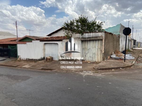 Lote de esquina com 2 casas simples, ao lado da Rua Ponto Chic