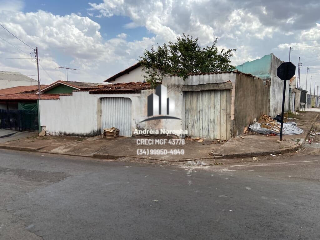 Lote de esquina com 2 casas simples, ao lado da Rua Ponto Chic
