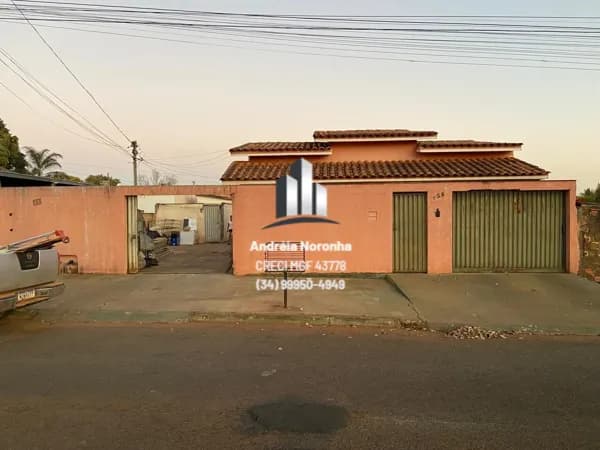 Imóvel com 3 Casas - Avenida Comercial