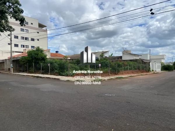 LOTE DE ESQUINA NA AVENIDA DO JARDIM PELUZZO