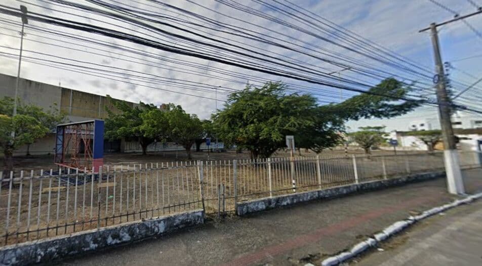 ALUGA-SE PARA EMPRENDIMENTOS DE GRANDE PORTE ESPAÇO GRANDE ONDE FUNCIONAVA O BOMPREÇO EM MACEIO.