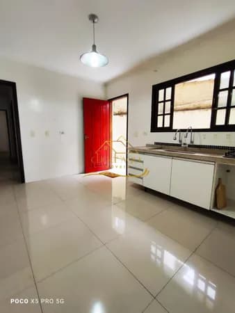 CASA ASSOBRADADA COM 3 DORMITÓRIOS E VAGA DE GARAGEM