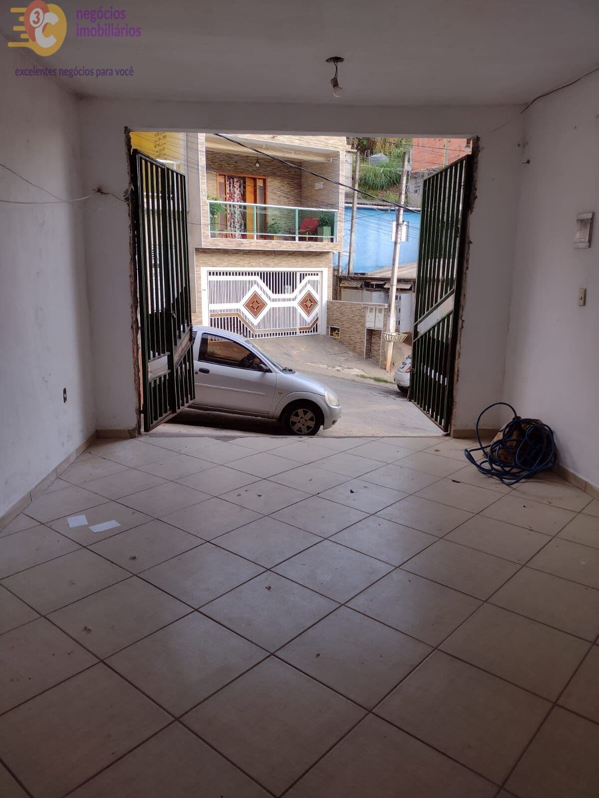 CASA COM PISO SUPERIOR PARA VENDA JORDANÉSIA