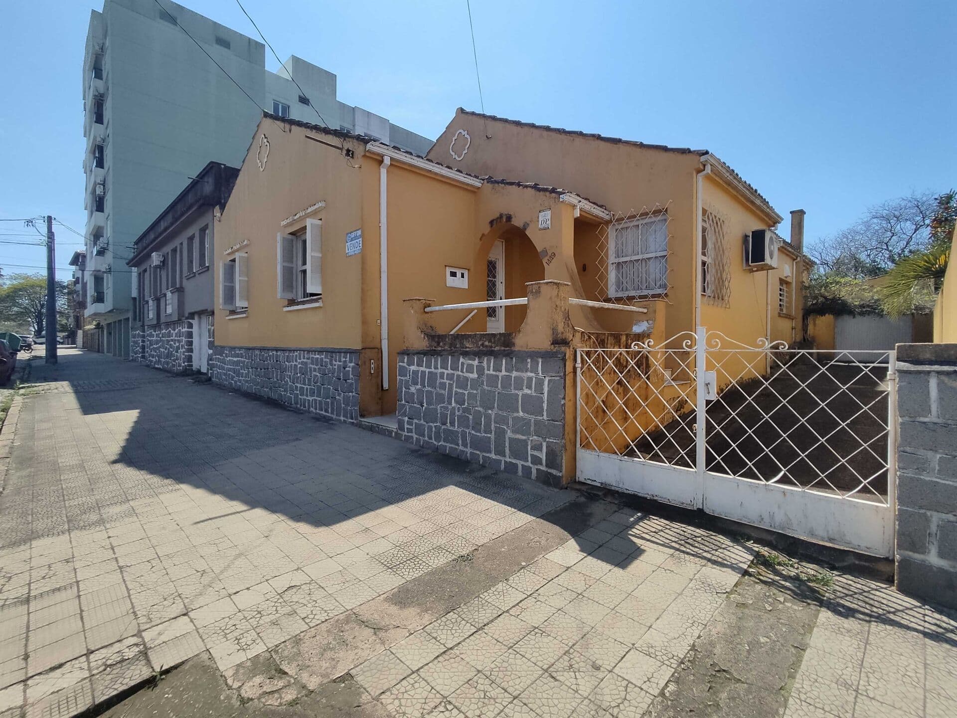 Casa central com excelente terreno