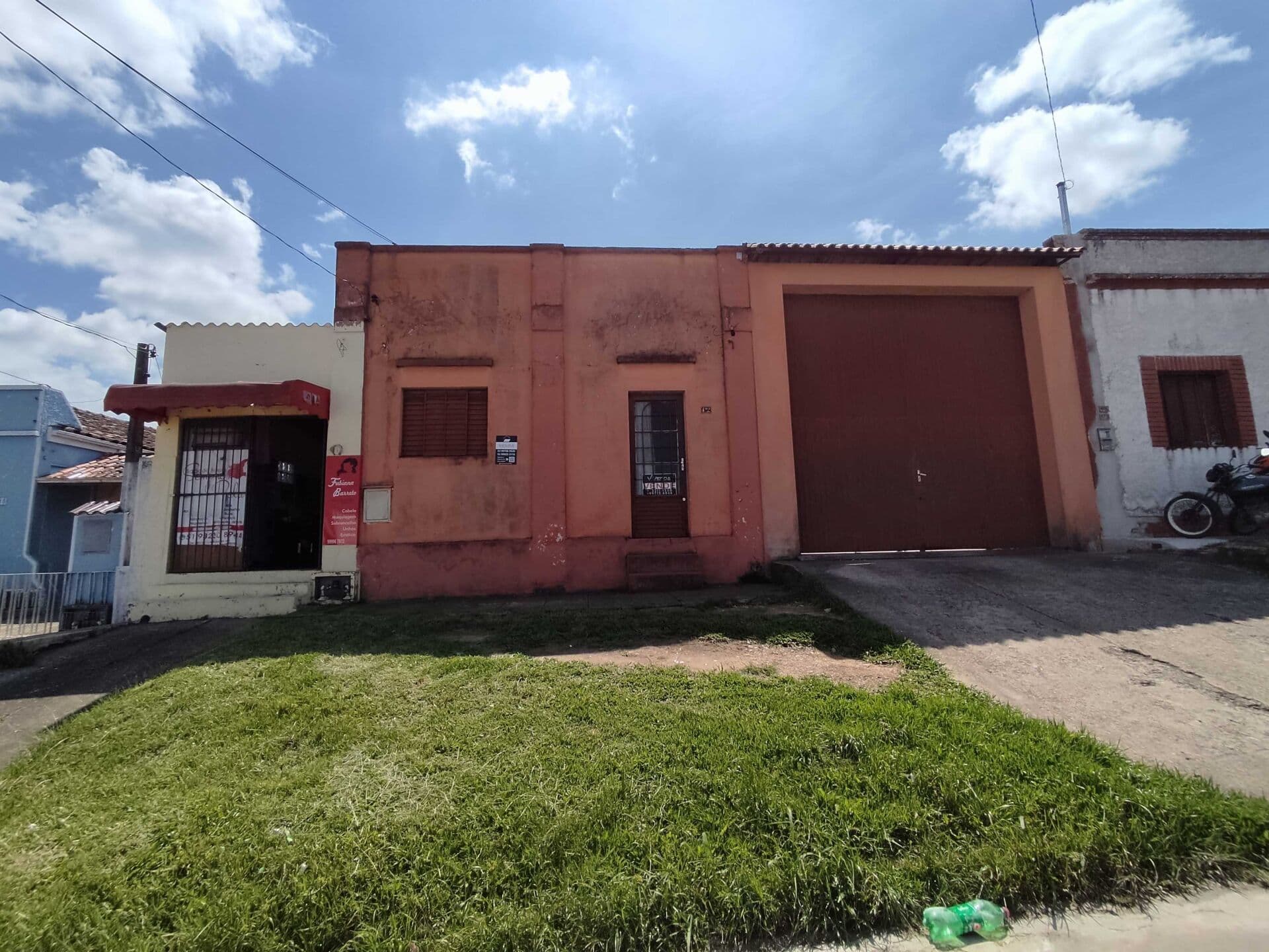 Casa com amplo terreno