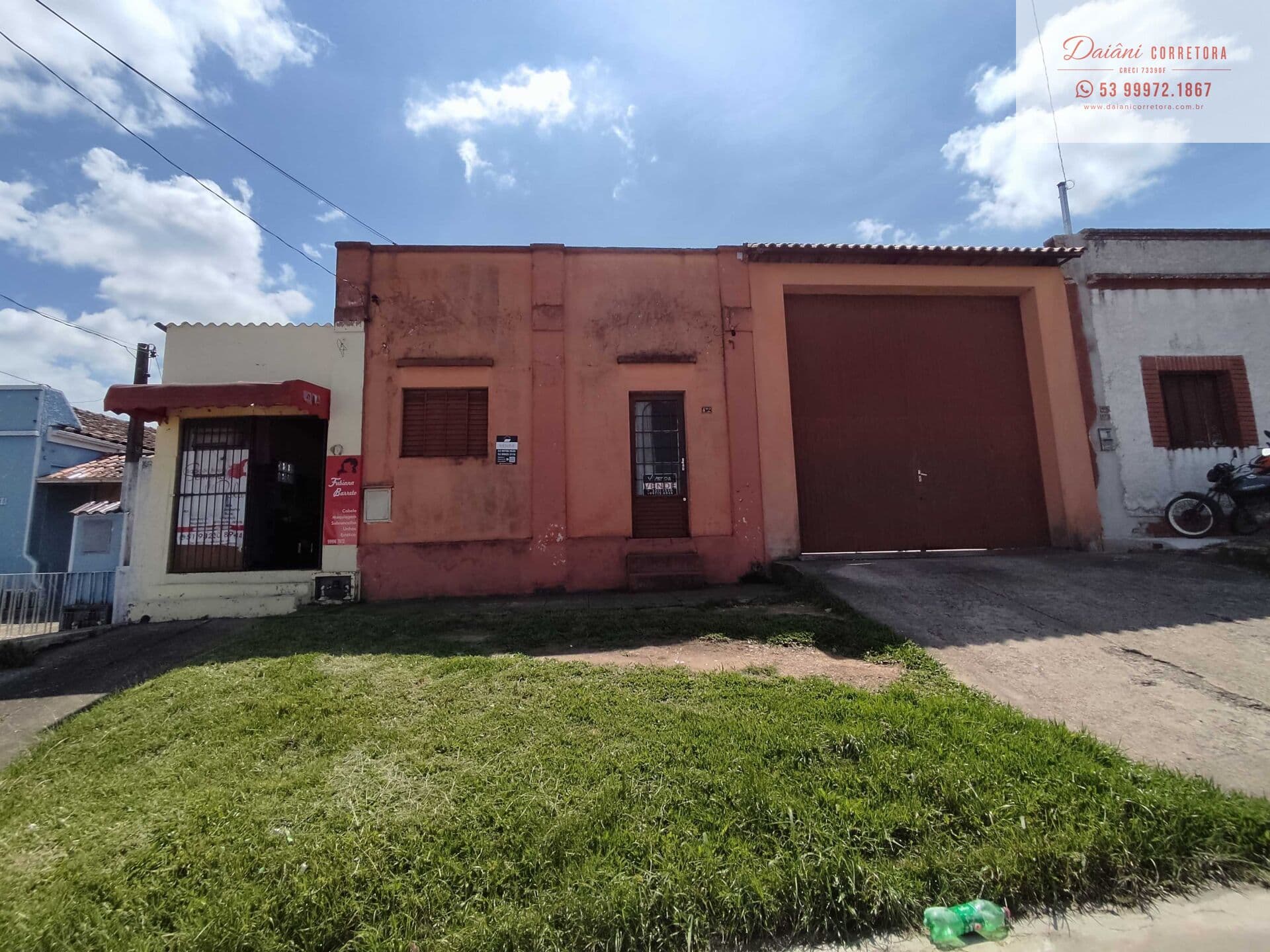 Casa com amplo terreno