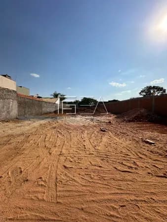 EXCELENTE OPORTUNIDADE DE INVESTIMENTO - UM LOTE AMPLO À VENDA