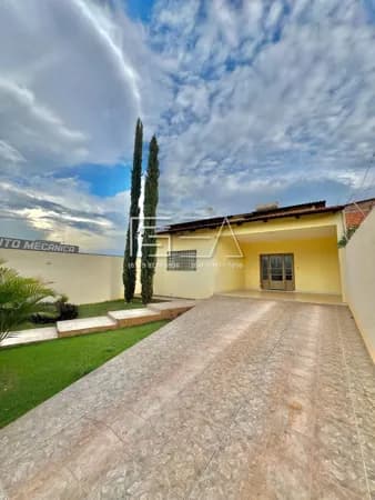 CASA DISPONÍVEL PARA LOCAÇÃO! 03 QUARTOS SENDO 02 SUÍTES COM ÁREA DE LAZER COMPLETA