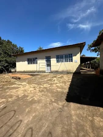 CASA DISPONÍVEL PARA LOCAÇÃO COM 03 QUARTOS SENDO 01 SUÍTE