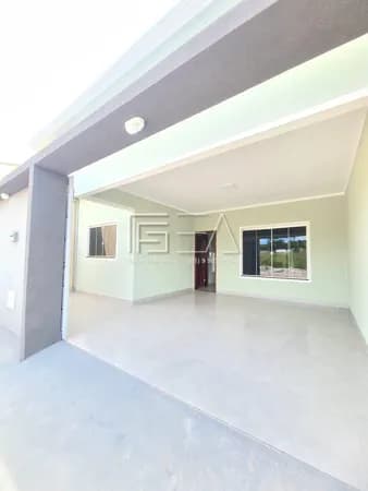 DISPONÍVEL PARA VENDA! CASA COM 03 QUARTOS SENDO 01 SUÍTE E ÁREA DE CHURRASQUEIRA.