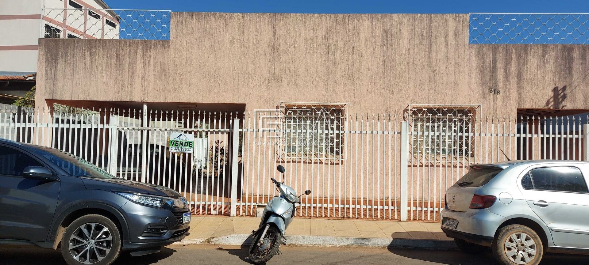Casa Térrea oferece oportunidades residencial e comercial! Perfeita para clínicas médicas, escritórios e ou construção de Arranha Céu!
