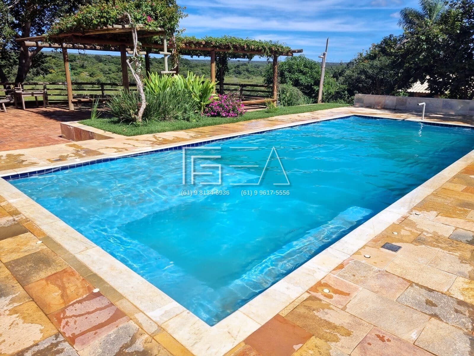 CHÁCARA À VENDA | RIO E PISCINA | PORTEIRA FECHADA