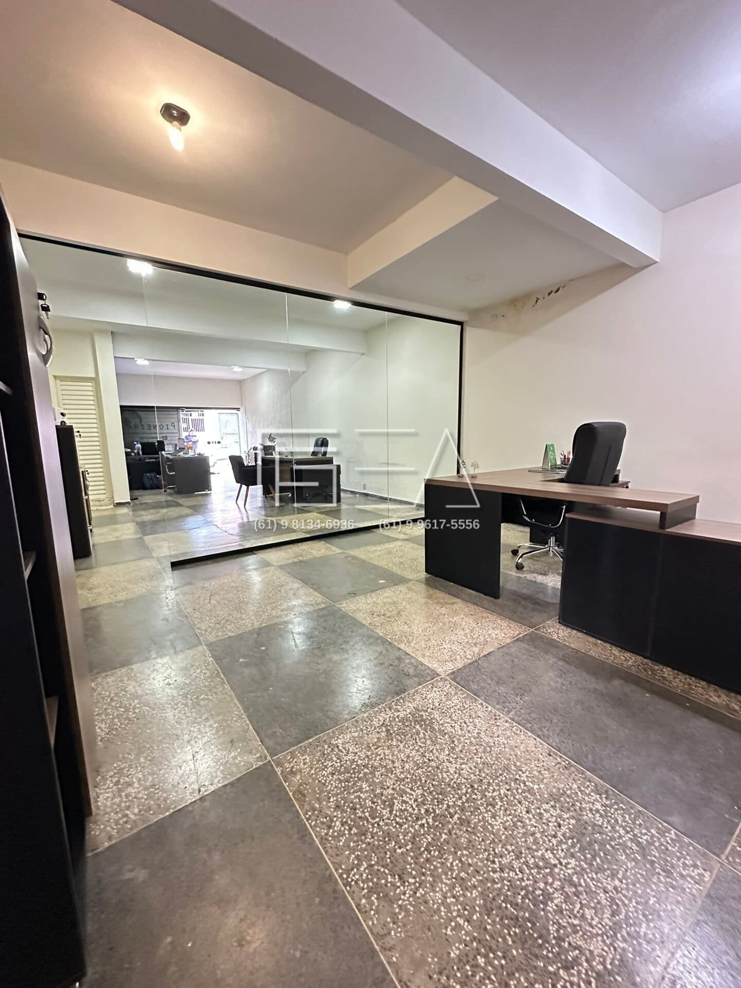 Locação disponível! Escritório comercial, com mobília e ar-condicionado.