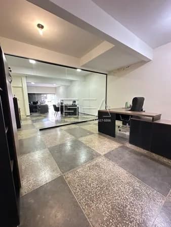 Locação disponível! Escritório comercial, com mobília e ar-condicionado.