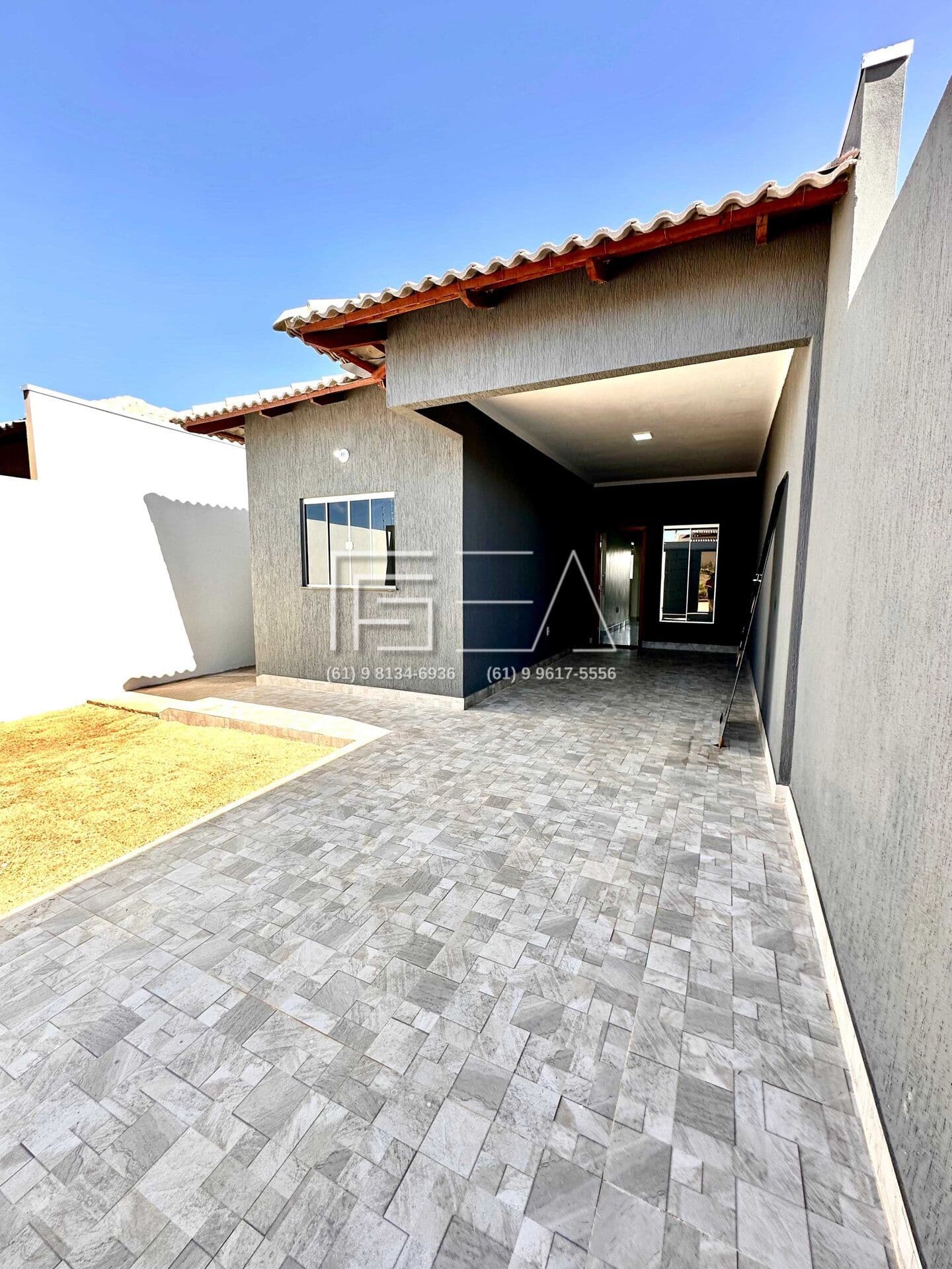 CASA Á VENDA COM 03 QUARTOS SENDO 01 SUÍTE COM QUINTAL